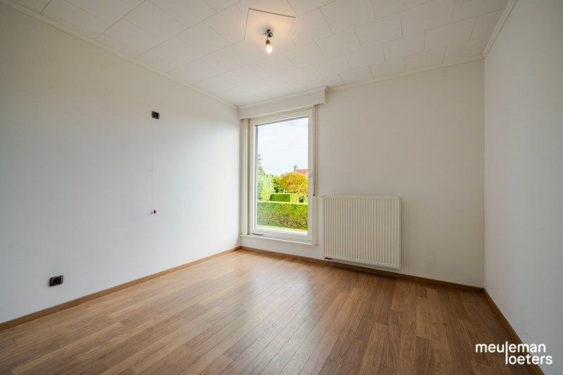 Eigentijdse woning met garage en beroepsgedeelte foto 12