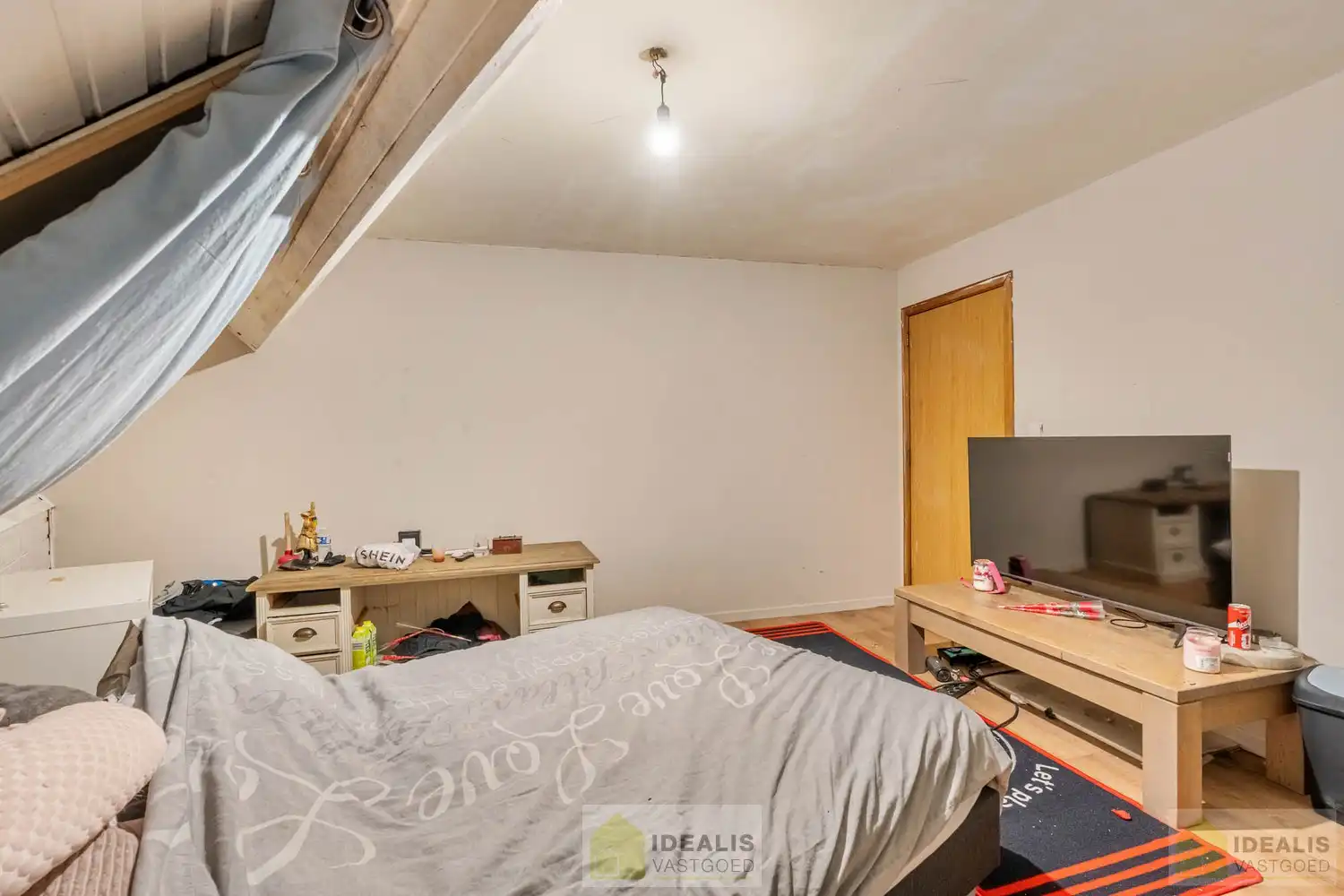OP TE FRISSEN RUIM DUPLEX APPARTEMENT PAL IN  HET CENTRUM VAN HAMONT! Dit uiterst ruime appartement omvat maar liefst ca.142m² bewoonbare oppervlakte en is voorzien van een ruime woonkamer met aansluitend keuken, 3 aangename slaapkamers, volledig vernieuwde badkamer en terras!! Zeer geschikt voor kandidaten op zoek naar een zeer ruim appartement pal in het stadscentrum van Hamont (Hamont-Achel)! foto 17