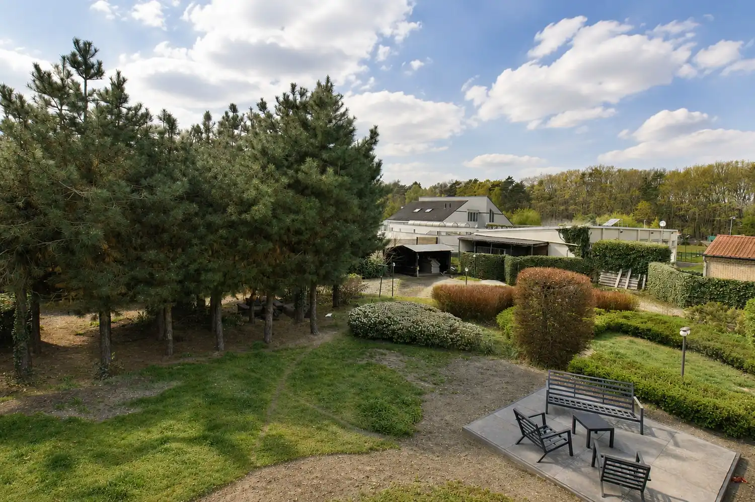 Royale gezinswoning met 4 slaapkamers op toplocatie, inclusief naastliggend perceel grond foto 4