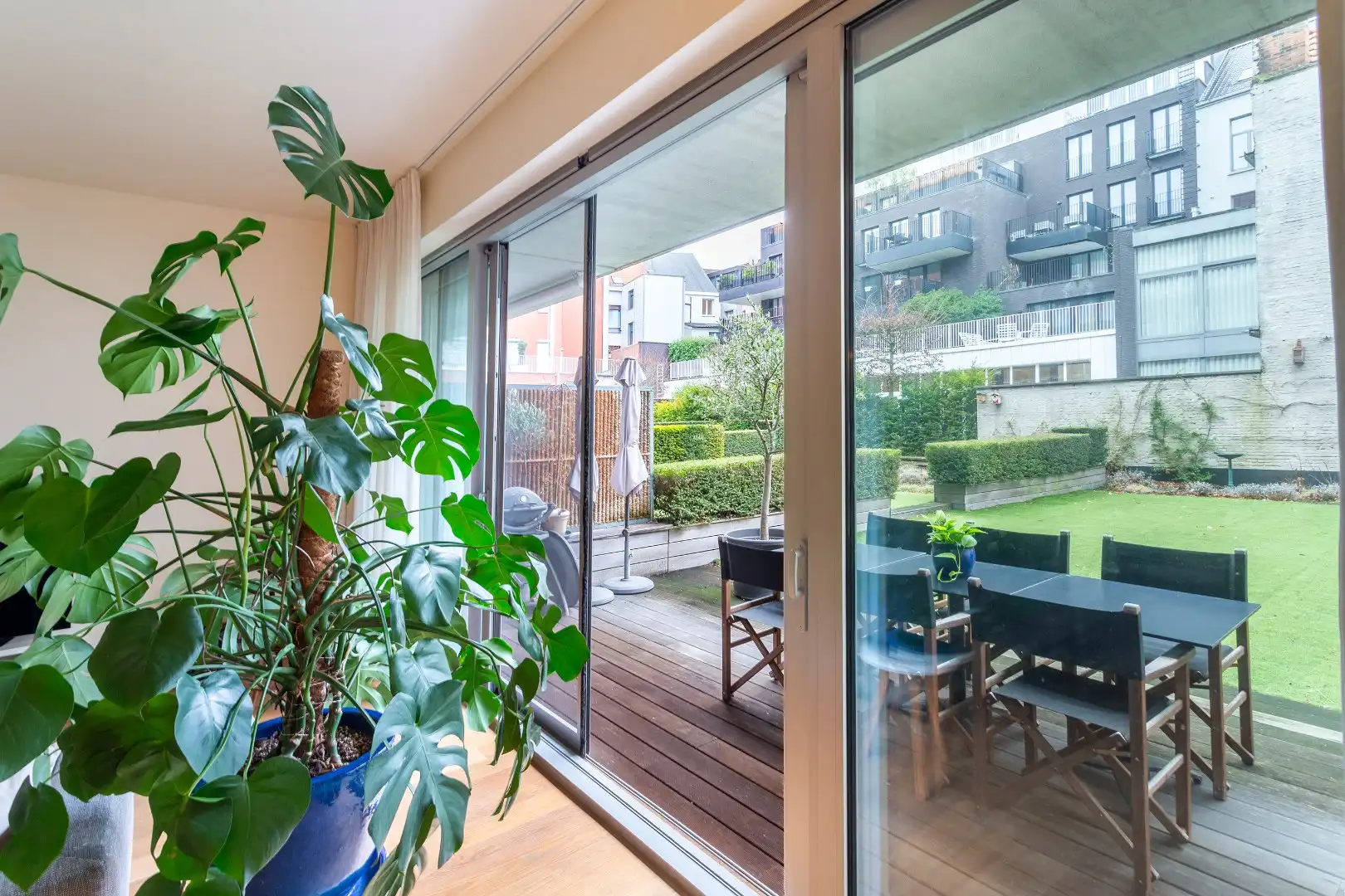 Gemeubeld gelijkvloers met grote buitenruimte op toplocatie foto 8