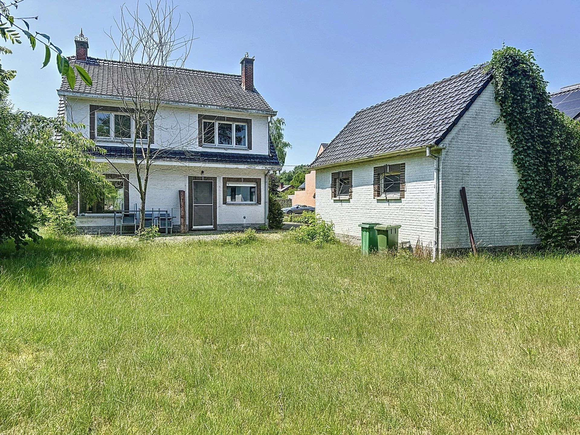 Op te knappen woning met 3, mog. 5 slaapkamers op groot perceel van +/- 10 are. foto 2