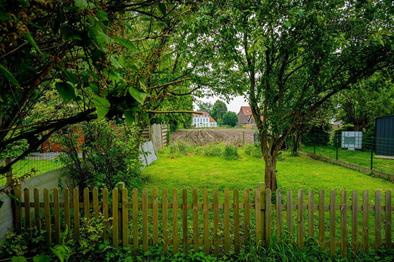 Rijwoning met 3 slaapkamers, garage en tuin in het hartje van Bassevelde foto 6