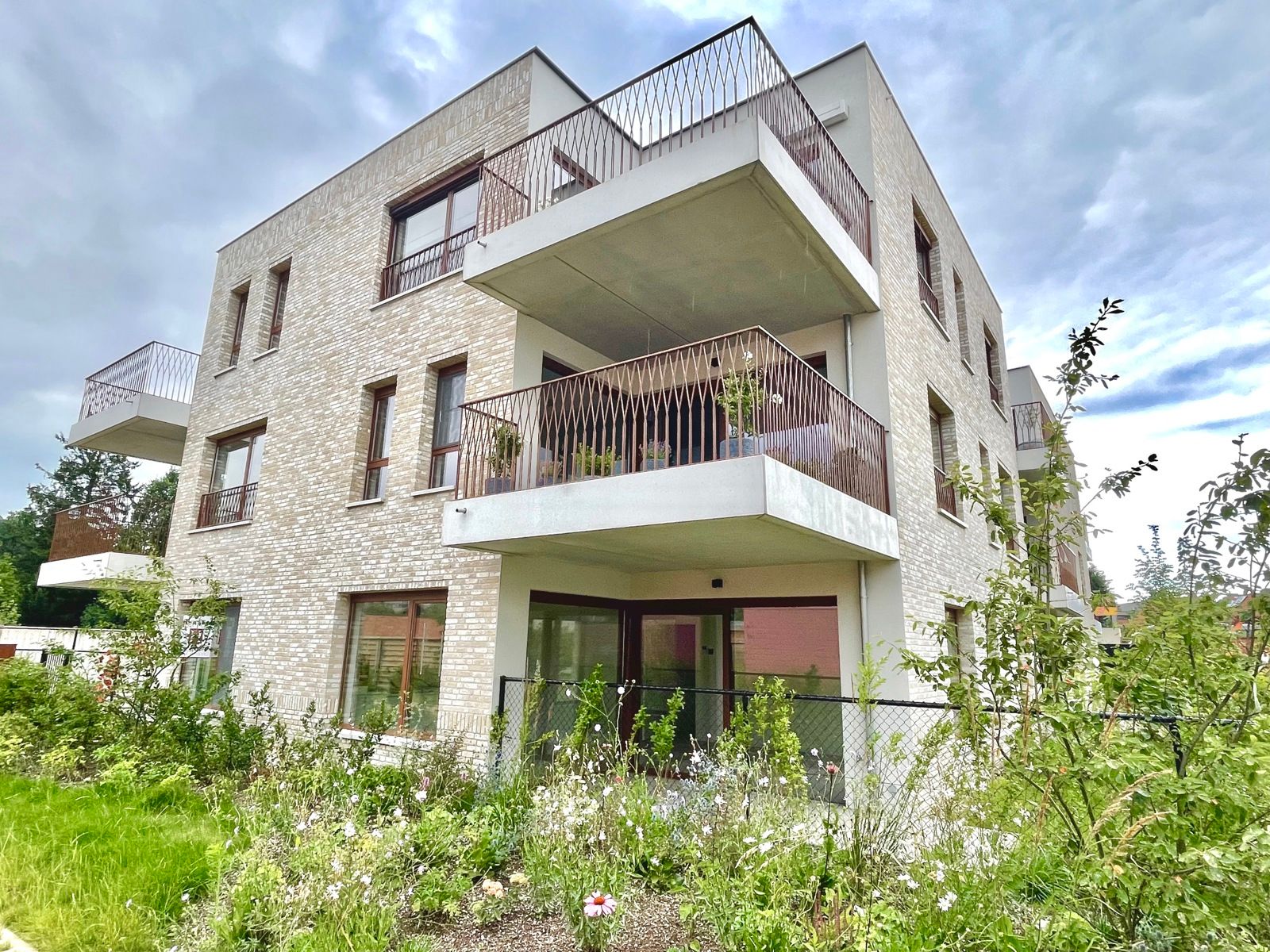 prachtig gelijkvloers 2-slaapkamer appartement foto {{pictureIndex}}