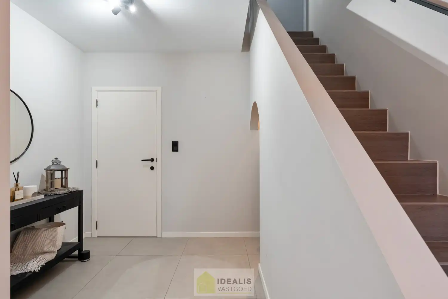 IDEALIS VASTGOED – ZEER RUIME EENGEZINSWONING MET EEN KNAPPE LEEFRUIMTE MET AANSLUITEND OPEN MODERNE KEUKEN, MOMENTEEL 3 SLAAPKAMERS MAAR MOGELIJKHEID TOT 4 SLAAPKAMERS, 2 BADKAMERS, ONDERKELDERD EN VOLLEDIG AANGELEGD MET EEN KNAPPE TUIN EN HEERLIJK OVERDEKT TERRAS OP EEN PERCEEL VAN 5A 63CA! Deze ruime gezinswoning omvat +- 215m² netto bewoonbare oppervlakte met een aangename woonkamer bestaande uit zit-en eetgedeelte, een open moderne keuken, 3 slaapkamers maar mogelijkheid tot 4 slaapkamers en 2 badkamers. Een unieke kans voor kandidaten op zoek naar een ééngezinswoning voorzien van alle faciliteiten en comfort op een fijne locatie in een residentiële wijk tussen de centra van Oudsbergen, Bocholt, Bree en Peer! De huidige eigenaars hebben de woning in 2023 grondig gerenoveerd en o.a. voorzien van vloerverwarming, een warmtepompboiler en 2 lucht-luchtsystemen om te koelen en warmen!! foto 13
