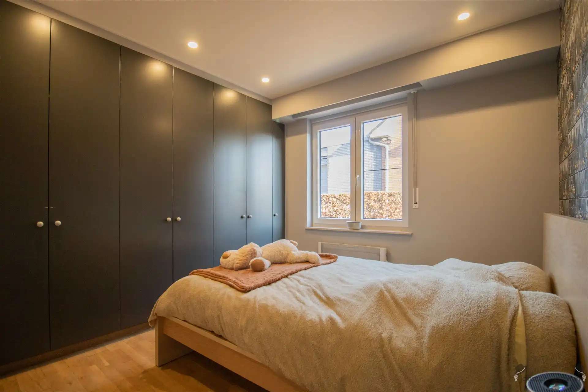 Rustig gelegen gerenoveerde (2022) gelijkvloerse woning met 4 slaapkamers op 970 m². foto 10