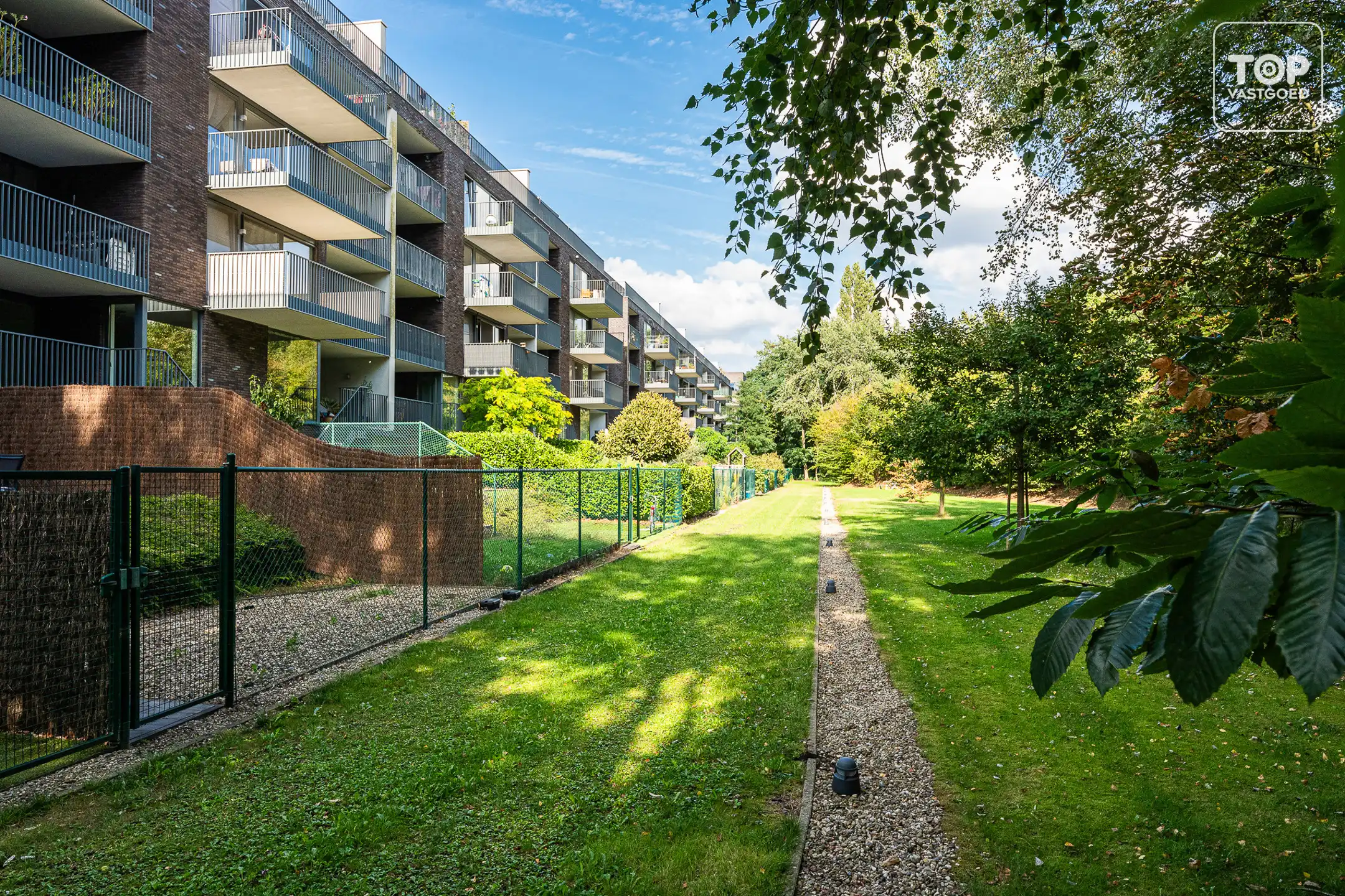lichtrijk appartement met 1 slaapkamer en groene tuin foto 2