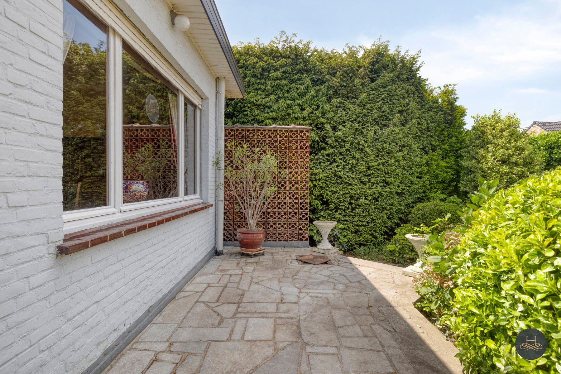 Karaktervolle, te renoveren woning, tuin en grote garage foto 23