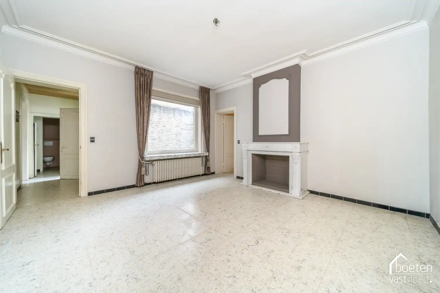VEURNE: Karaktervol eigendom, type herenwoning, in het bruisende hart van Veurne-centrum, met een waaier van mogelijkheden! foto 5