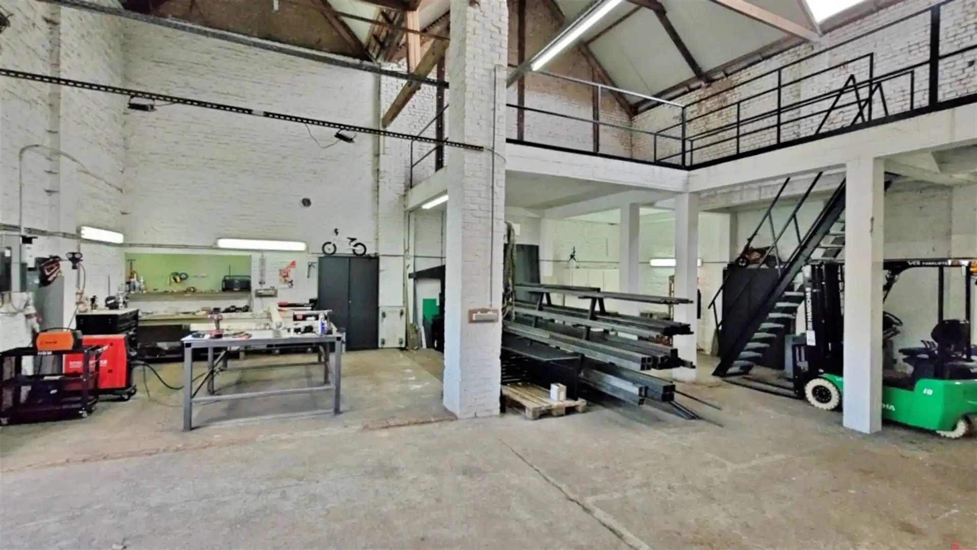 Goed gelegen magazijn/loods te Kortrijk foto 3