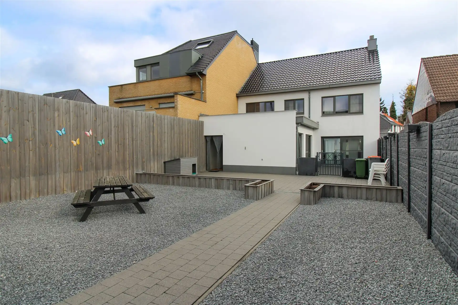 Instapklare gezinswoning met apart bijgebouw met eigen voorzieningen, 4 slaapkamers en inpandige garage op ruim perceel in hartje Maasmechelen! foto 28