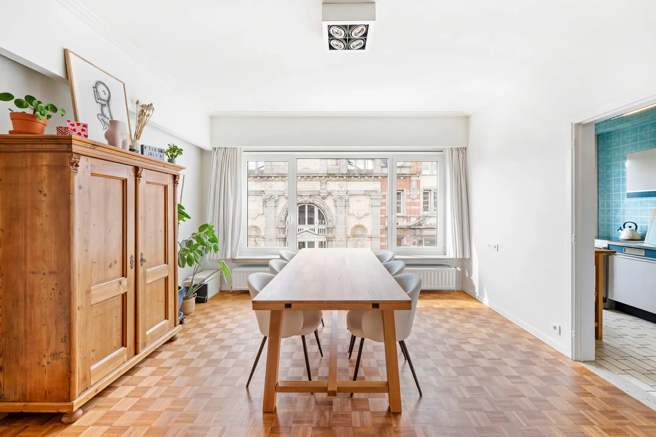 Charmant en lichtrijk appartement met terras in topbuurt foto {{pictureIndex}}