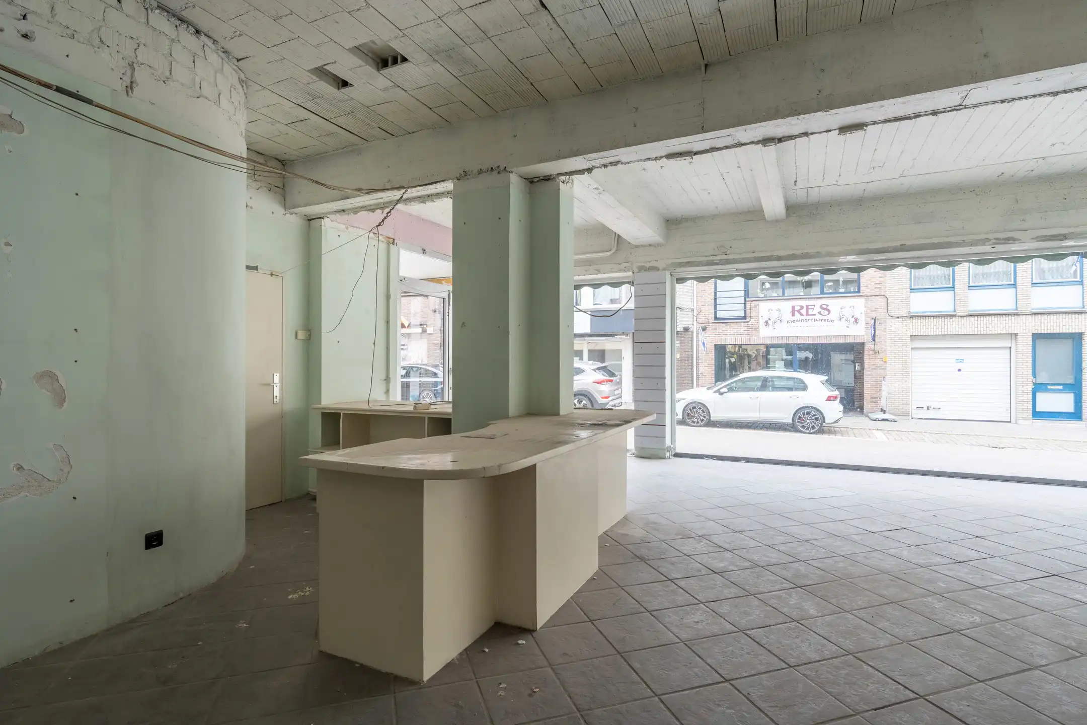 Ruim handelspand met mooie vitrinebreedte, op toplocatie! foto 8