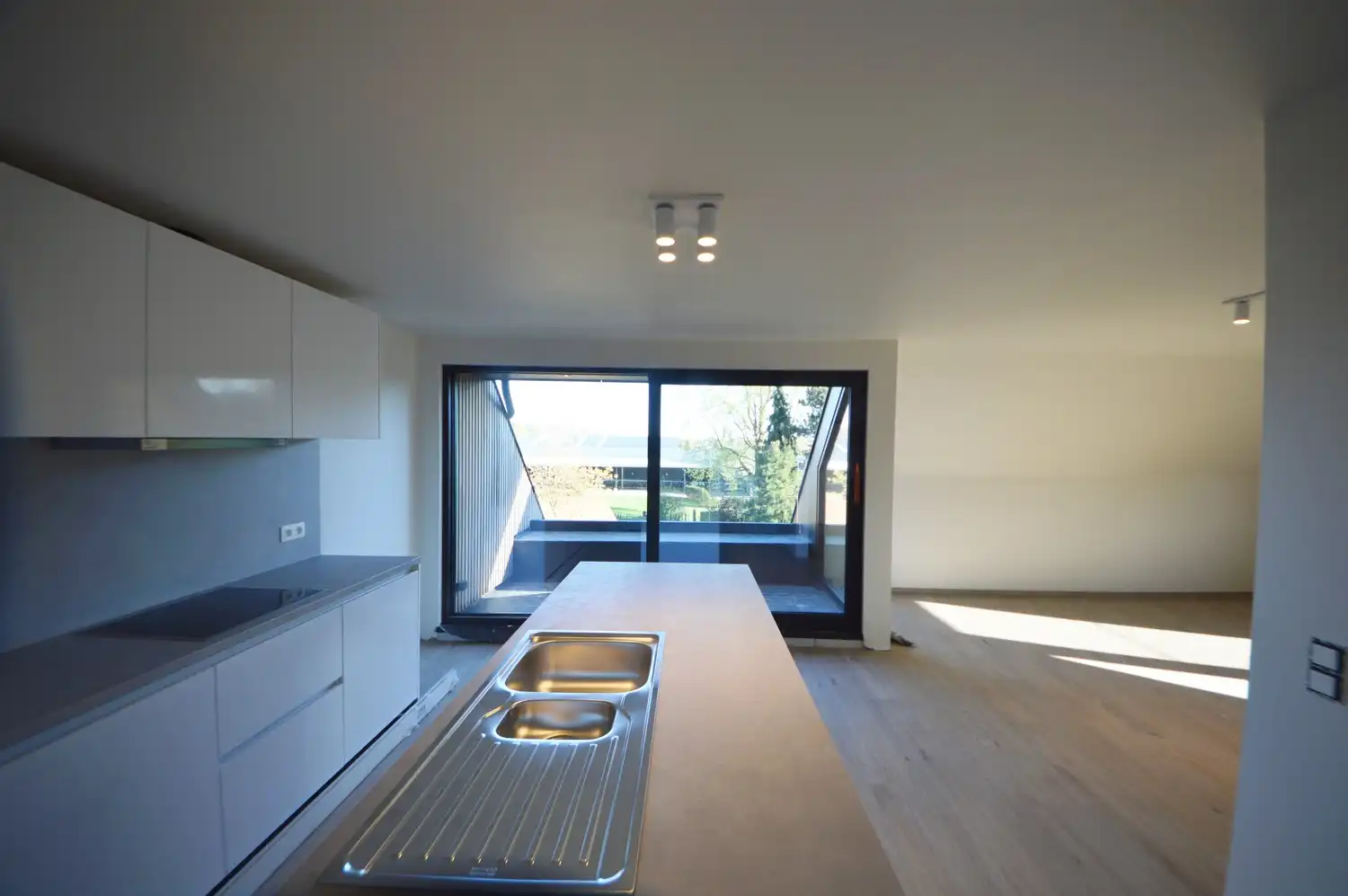 Ruim en lichtrijk gerenoveerd appartement (140 m²) INCL. 2 PARKEERPLAATSEN foto 5