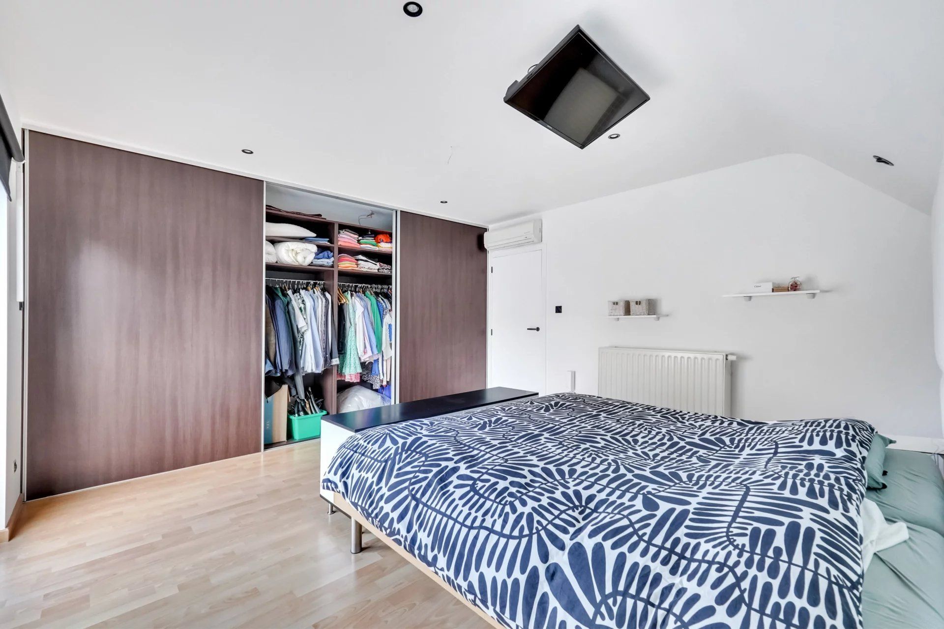 Ruime woning met zwembad op mooi groot perceel foto 25
