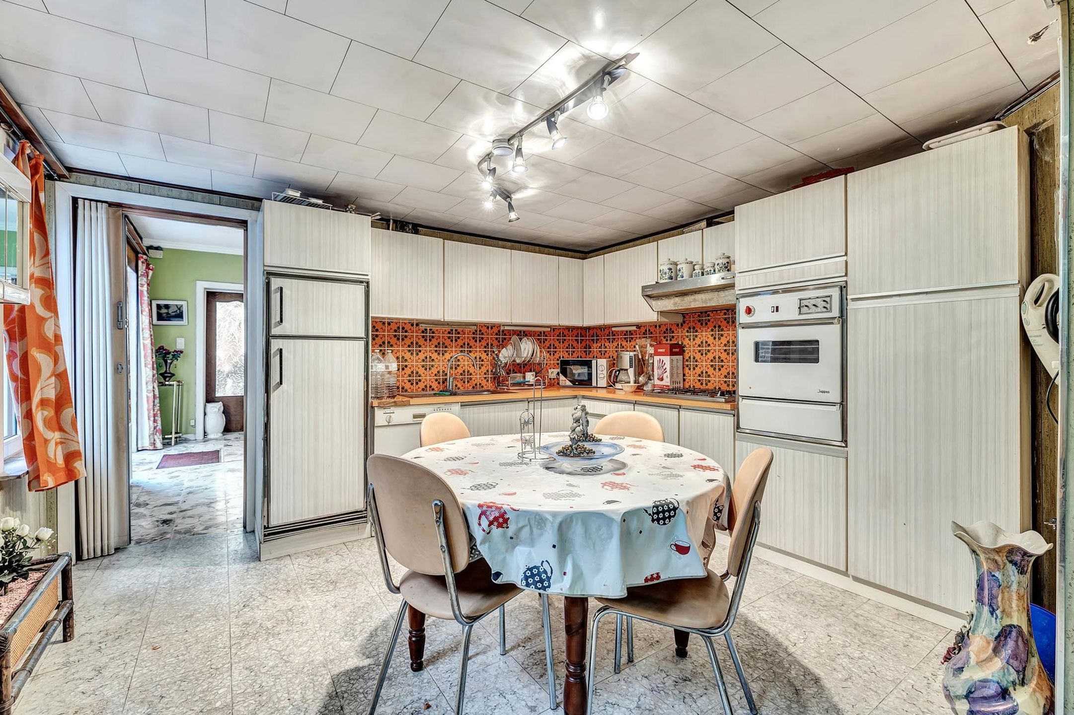 Te renoveren woning met ruime garage en tuin foto 9