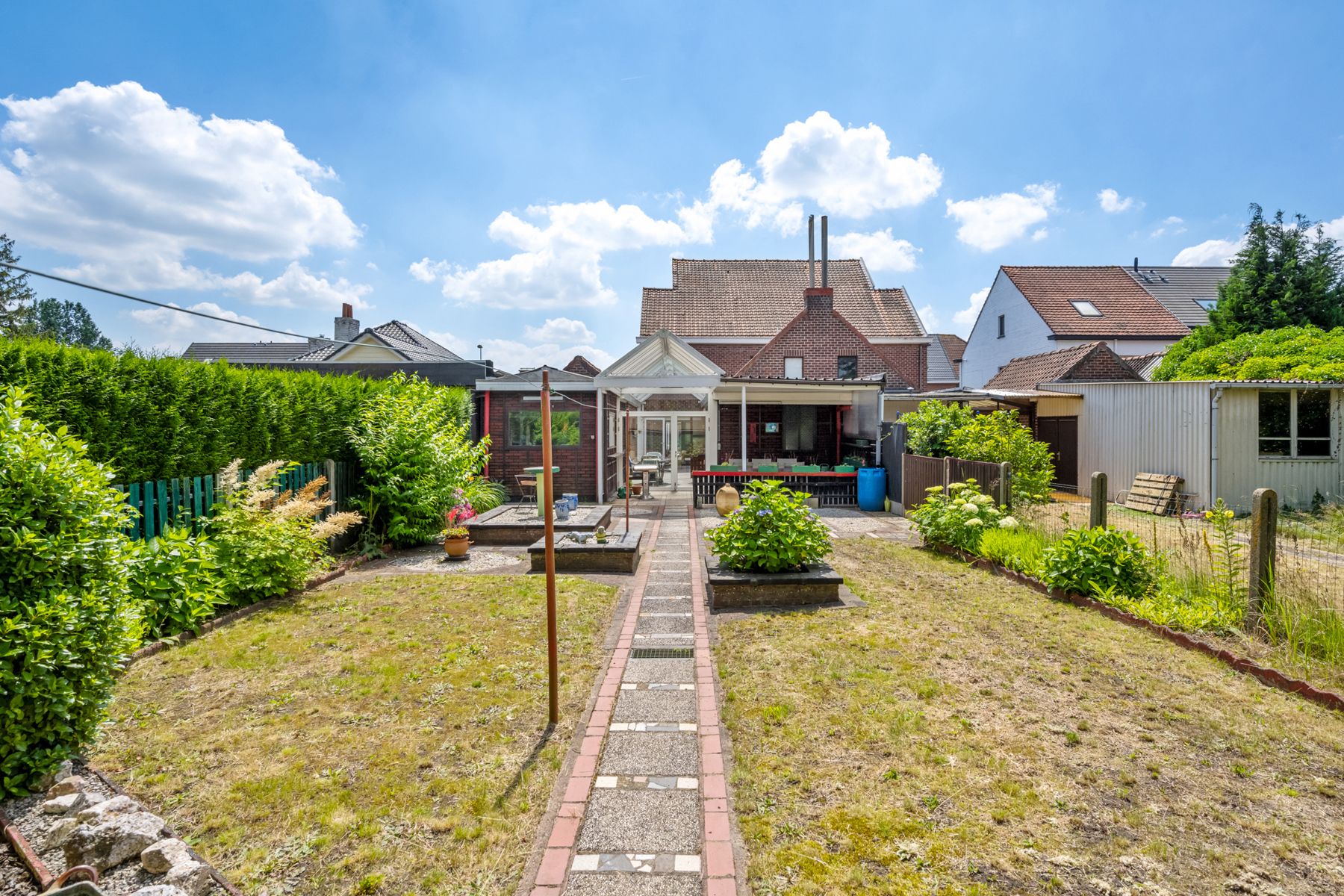 Te renoveren halfopen bebouwing met tuin en garage foto 2