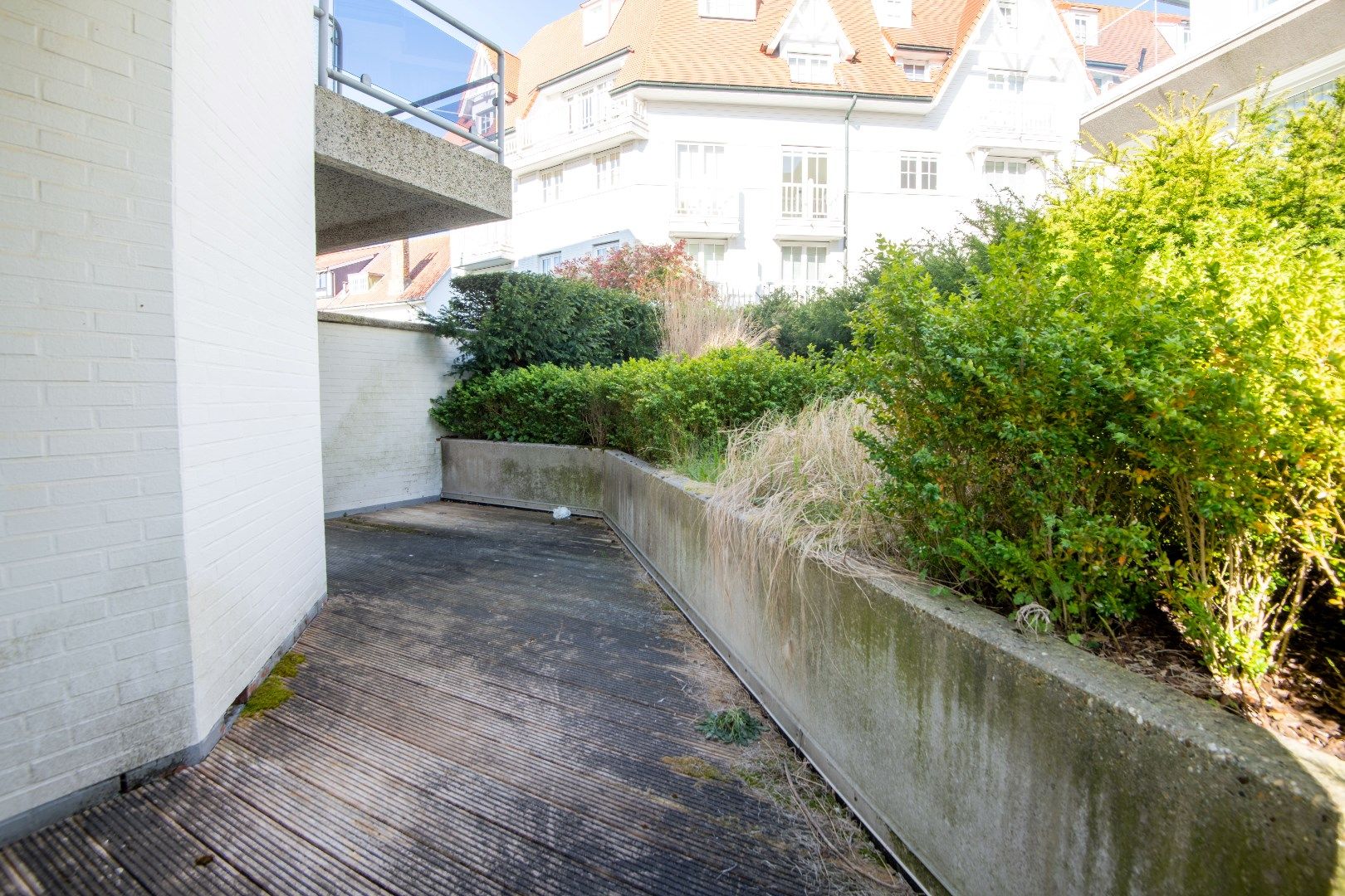 Ongemeubeld hoekappartement (inclusief garagebox) met veel licht en mooie terrassen vlakbij het Albertplein in het Zoute.  foto 6