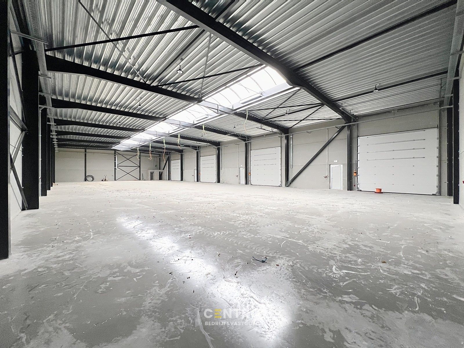 Instapklaar geïsoleerd nieuwbouw MAGAZIJN (± 960m²), vrije hoogte 7m, met 4 sectionale poorten. Op ambachtelijke zone te Oostrozebeke. foto 11