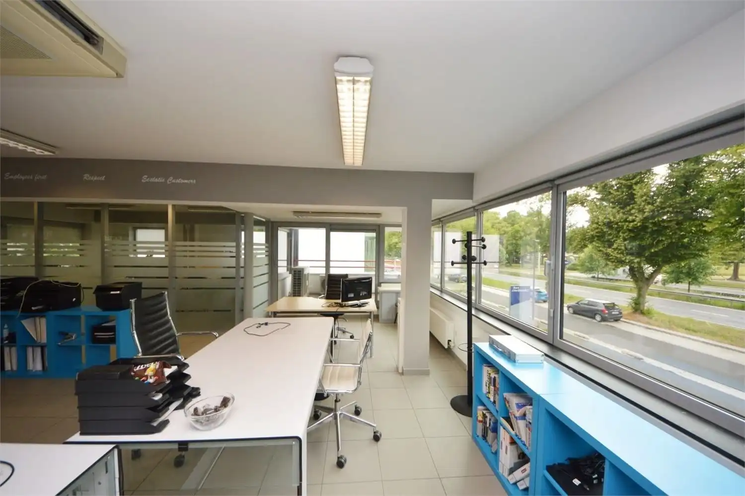 INSTAPKLAAR KANTOOR MET 6 PRIVE PARKEERPLAATSEN NABIJ E40 KAREELSTRAAT foto 12