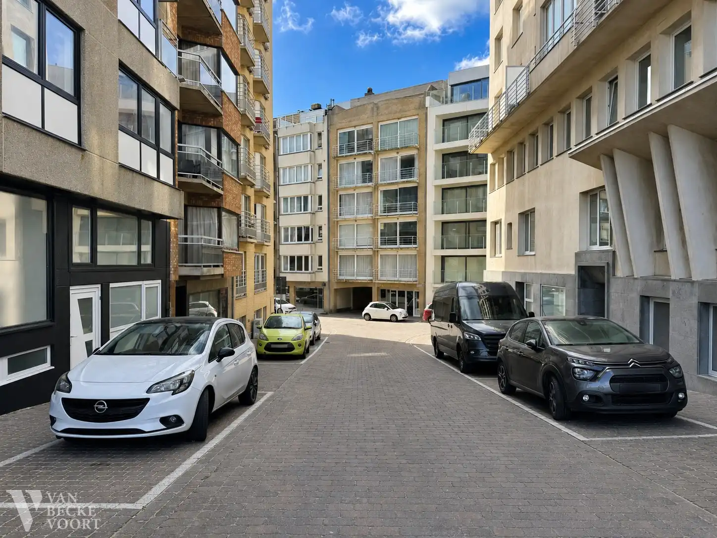 Verfijnd heringericht appartement met zicht op zee foto 13