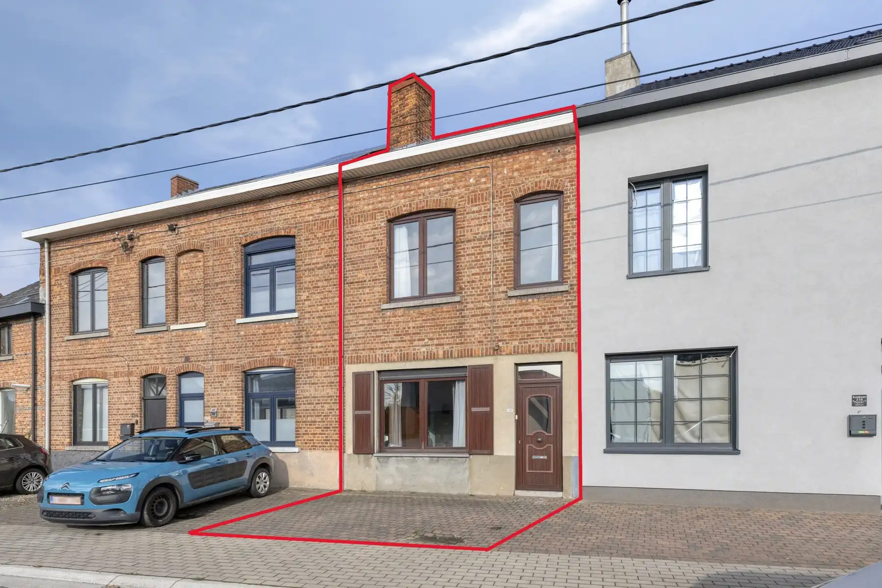 Te renoveren rijwoning met ruim perceel van 445 m²  foto {{pictureIndex}}