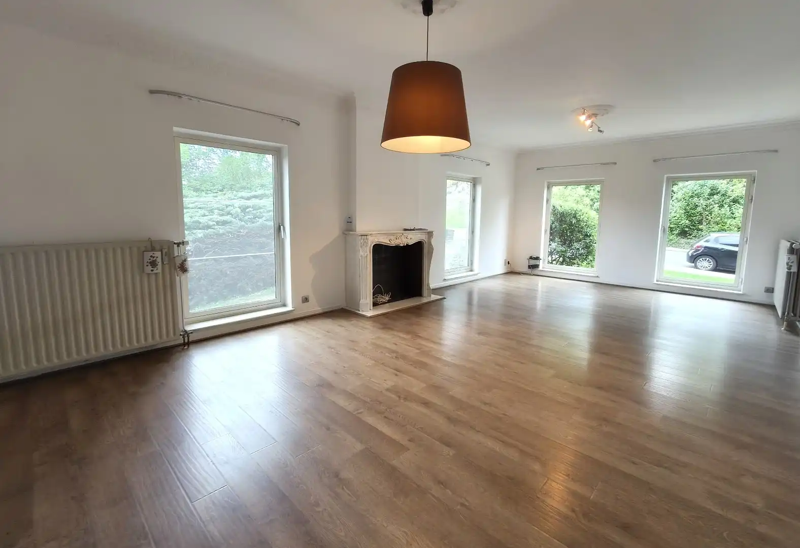 GELIJKVLOERS APPARTEMENT MET GARAGE foto 3