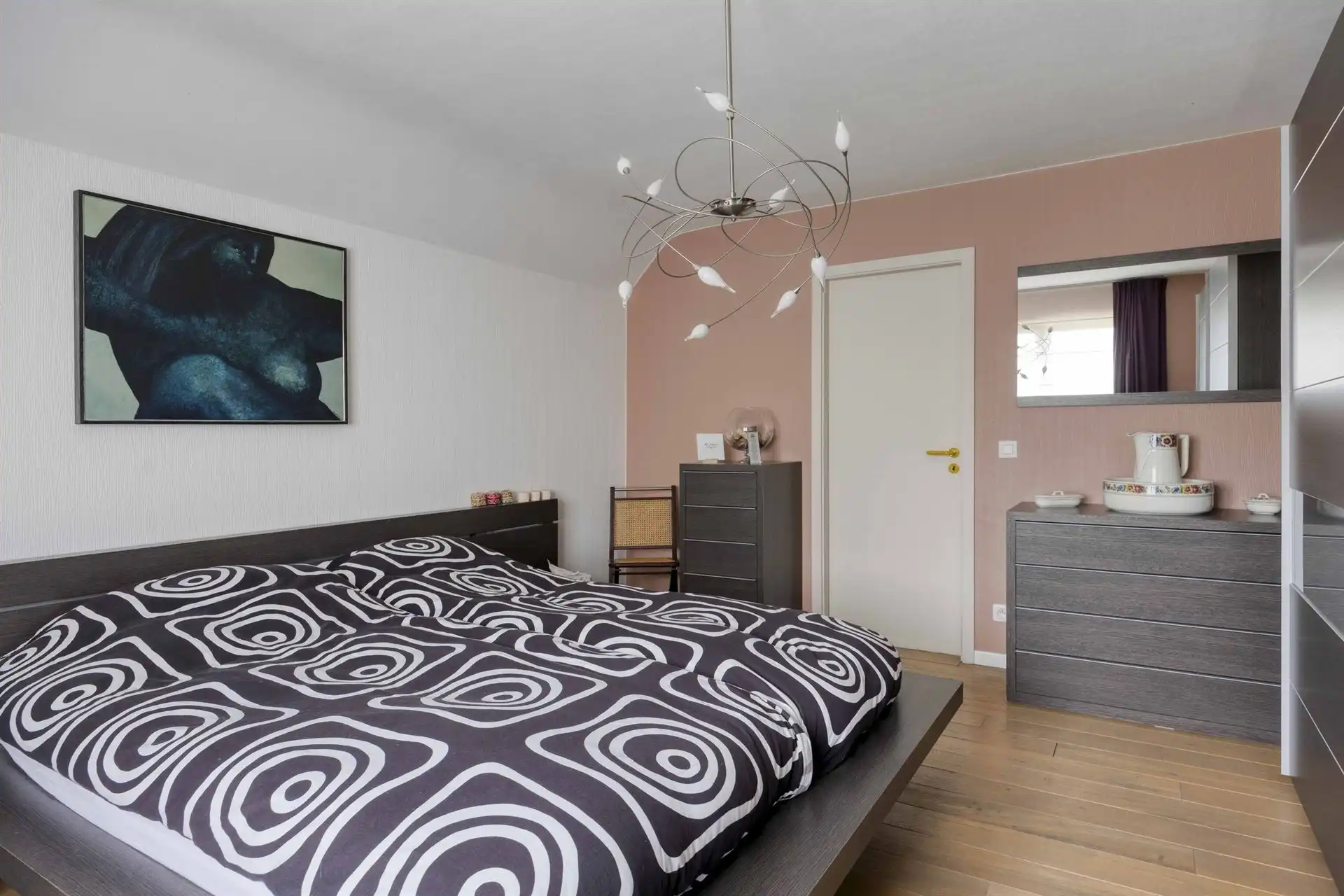 Open bebouwing met 4 slaapkamers, garage en tuin.  foto 12