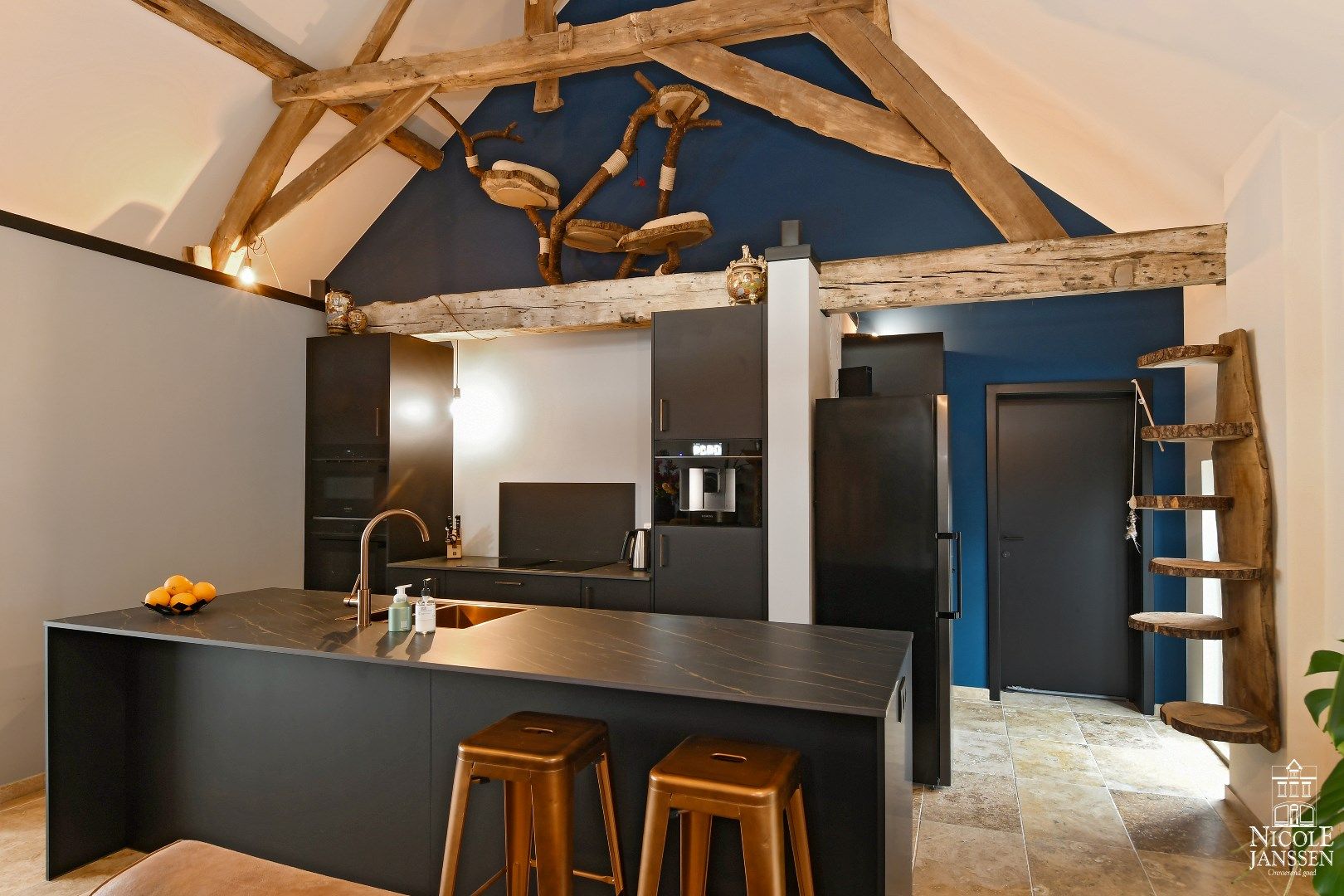 Schitterende instapklare loft met carport en private berging foto 10