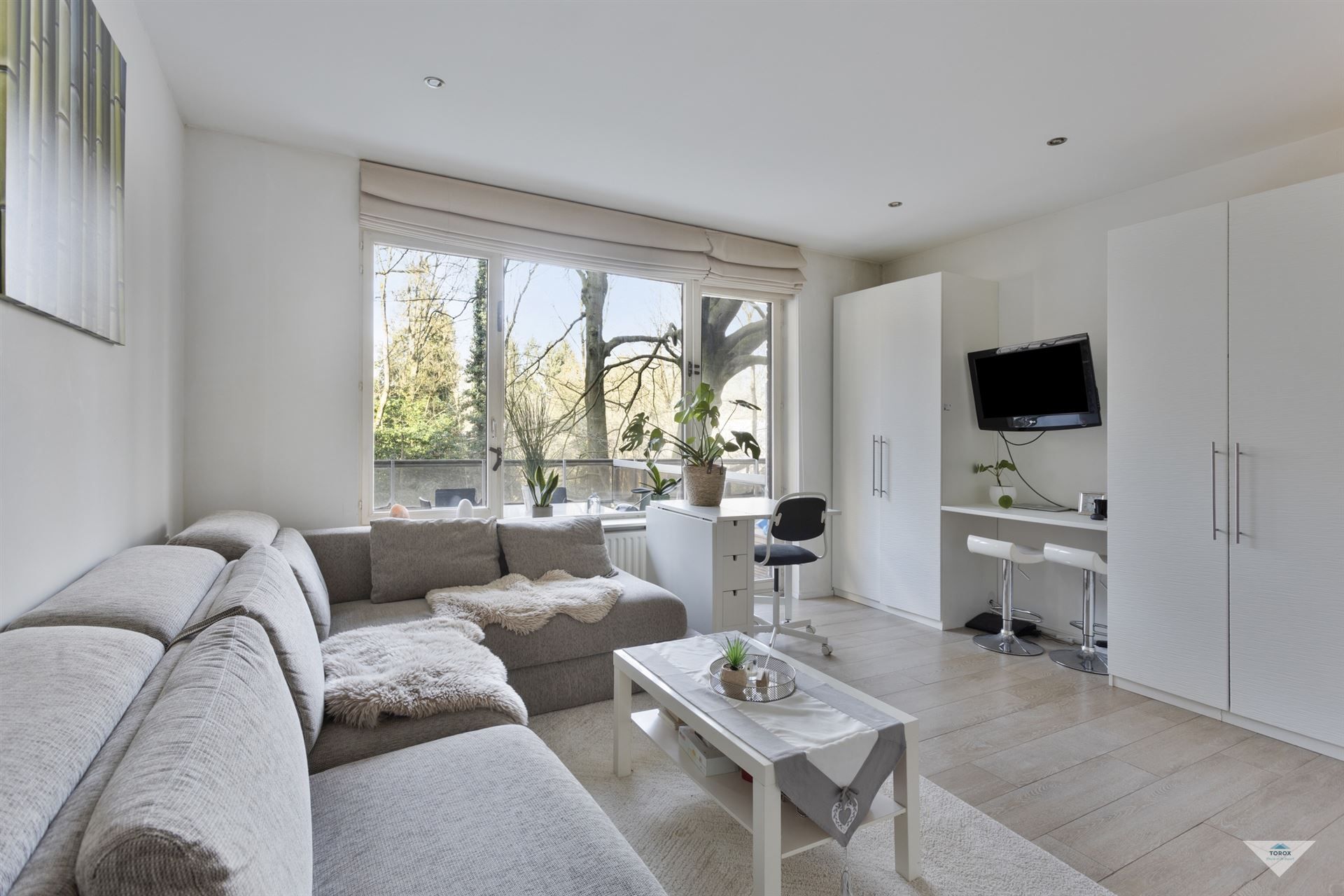 Aangename studio met groot terras en groen uitzicht foto 2