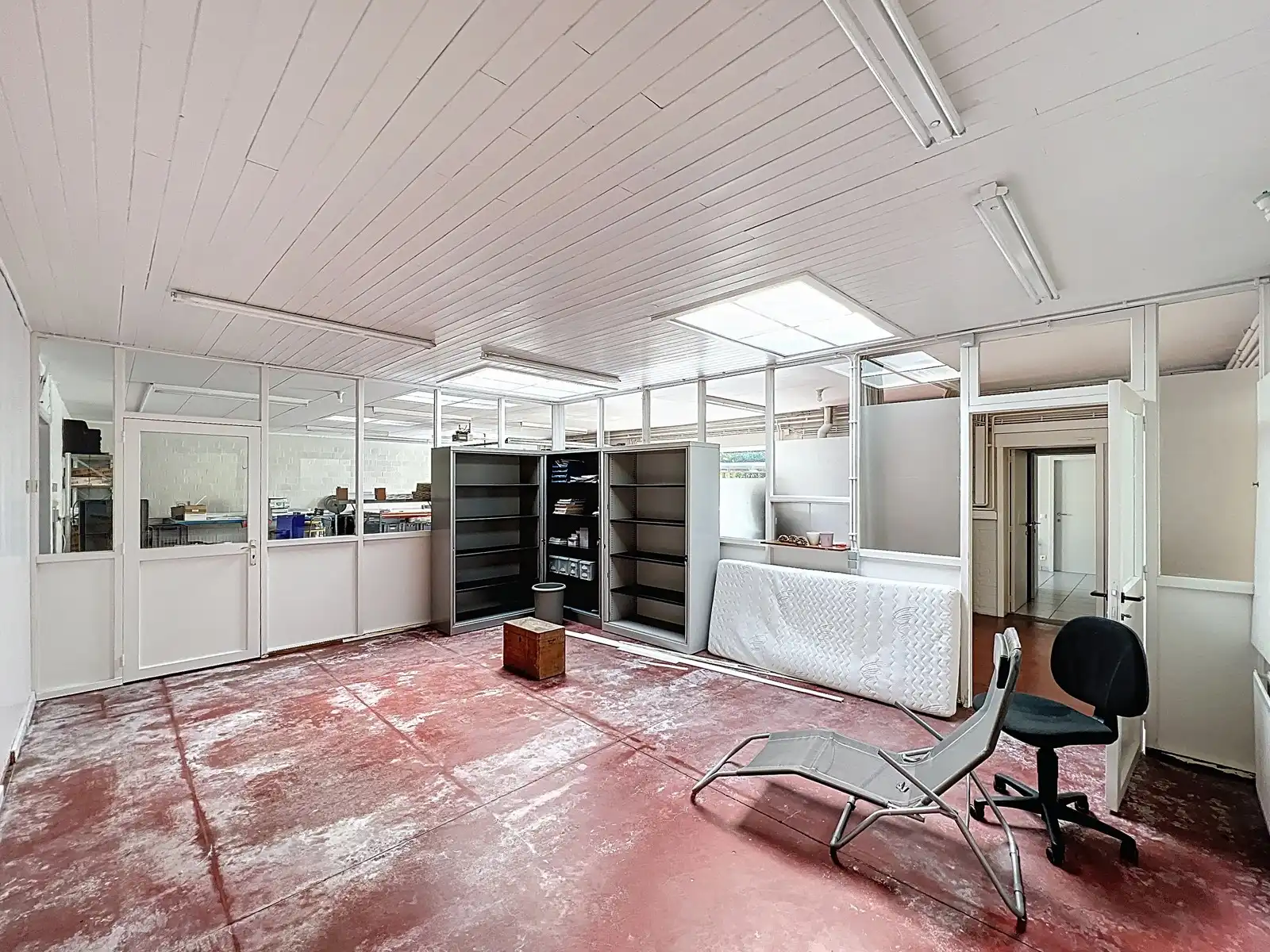 Prachtig HERENHUIS (met o.a. 5 slpk, garage en tuin), apart KANTOOR-gebouw en 630 m2 MAGAZIJNEN op zeer goede ligging te KORTRIJK ! Géén renovatieverplichting! foto 30