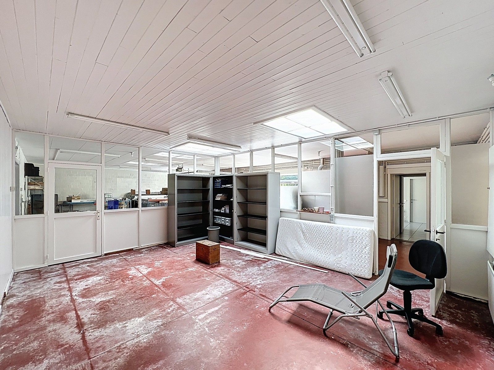 Prachtig HERENHUIS (met o.a. 5 slpk, garage en tuin), apart KANTOOR-gebouw en 630 m2 MAGAZIJNEN op zeer goede ligging te KORTRIJK ! Géén renovatieverplichting! foto 30