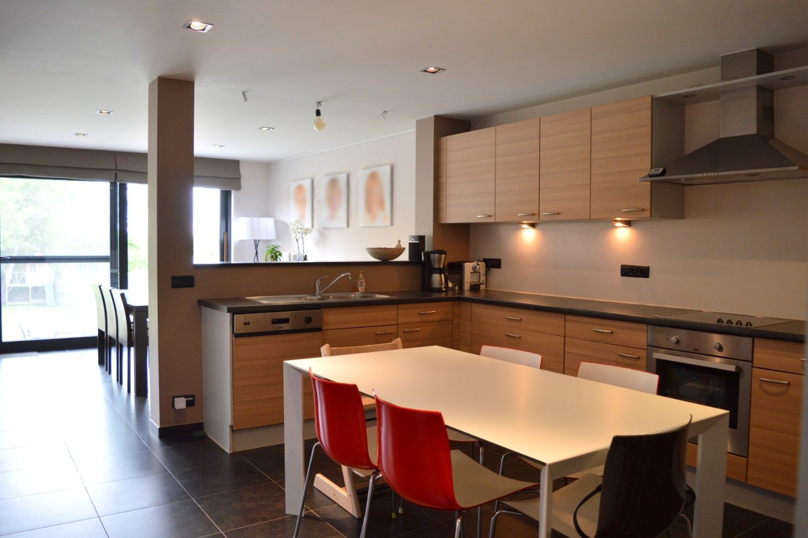 Instapklaar pareltje met 3 slaapkamers, praktijkruimte en toffe tuin te koop centrum-Bellegem foto 2