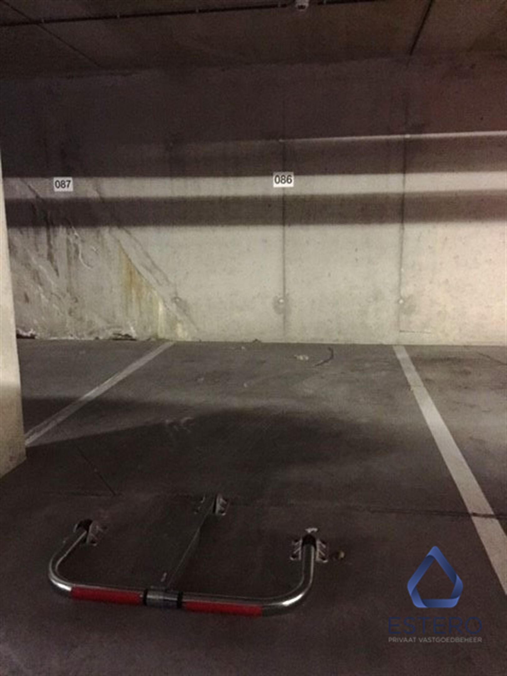 Ondergrondse parkeerplaats in residentie foto {{pictureIndex}}