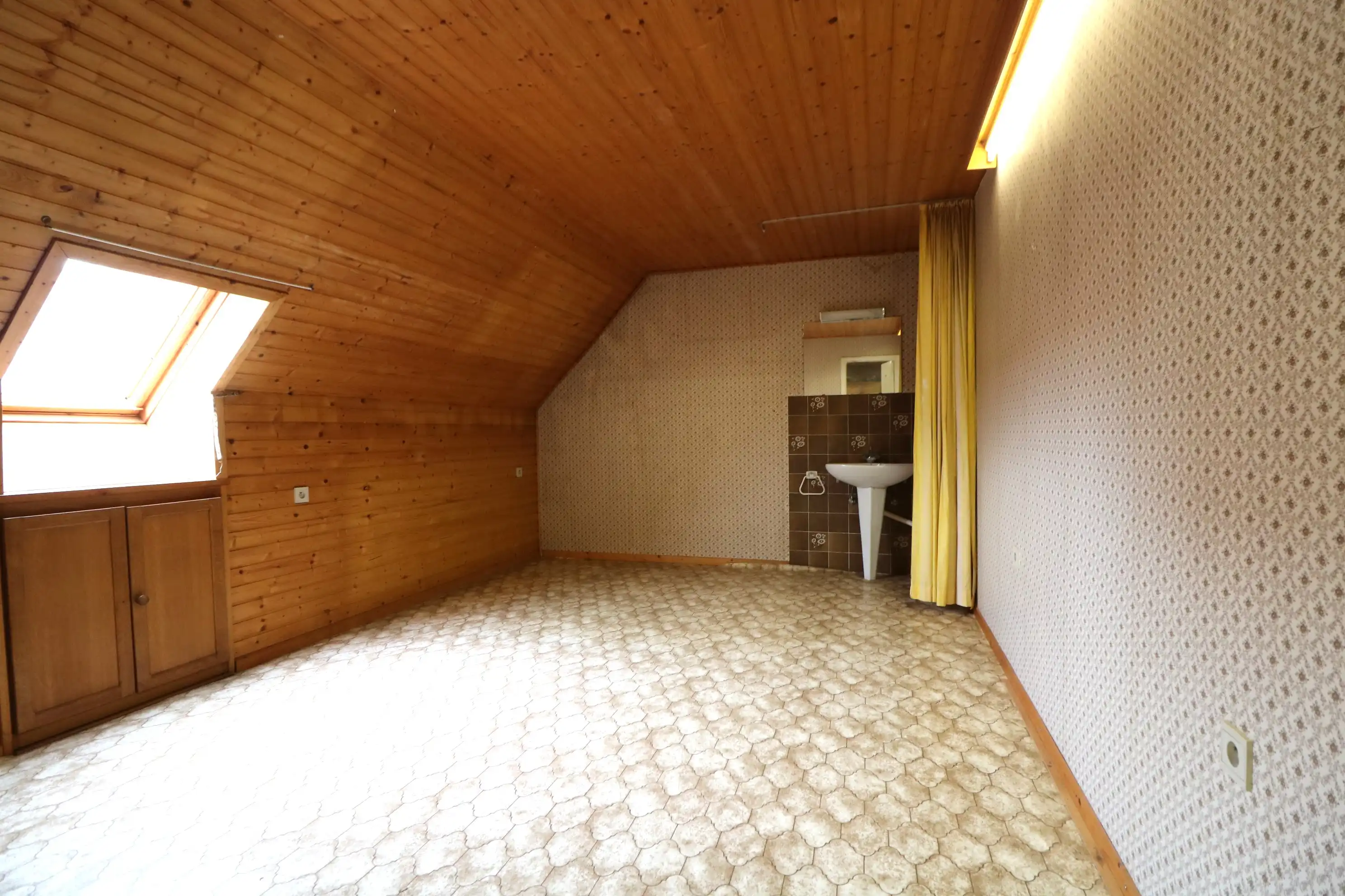  Zeer ruime woning met 5 slaapkamers, garages (8 wagens) en werkplaats. foto 14