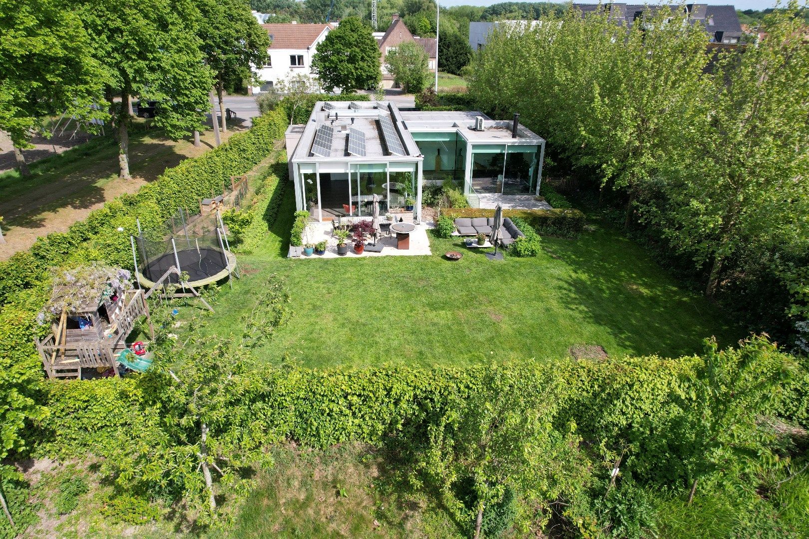 Recente en uitgebouwde villa met vijf kamers en/of praktijkruimte omgeven door het groen tussen Brugge en Oostkamp! foto {{pictureIndex}}