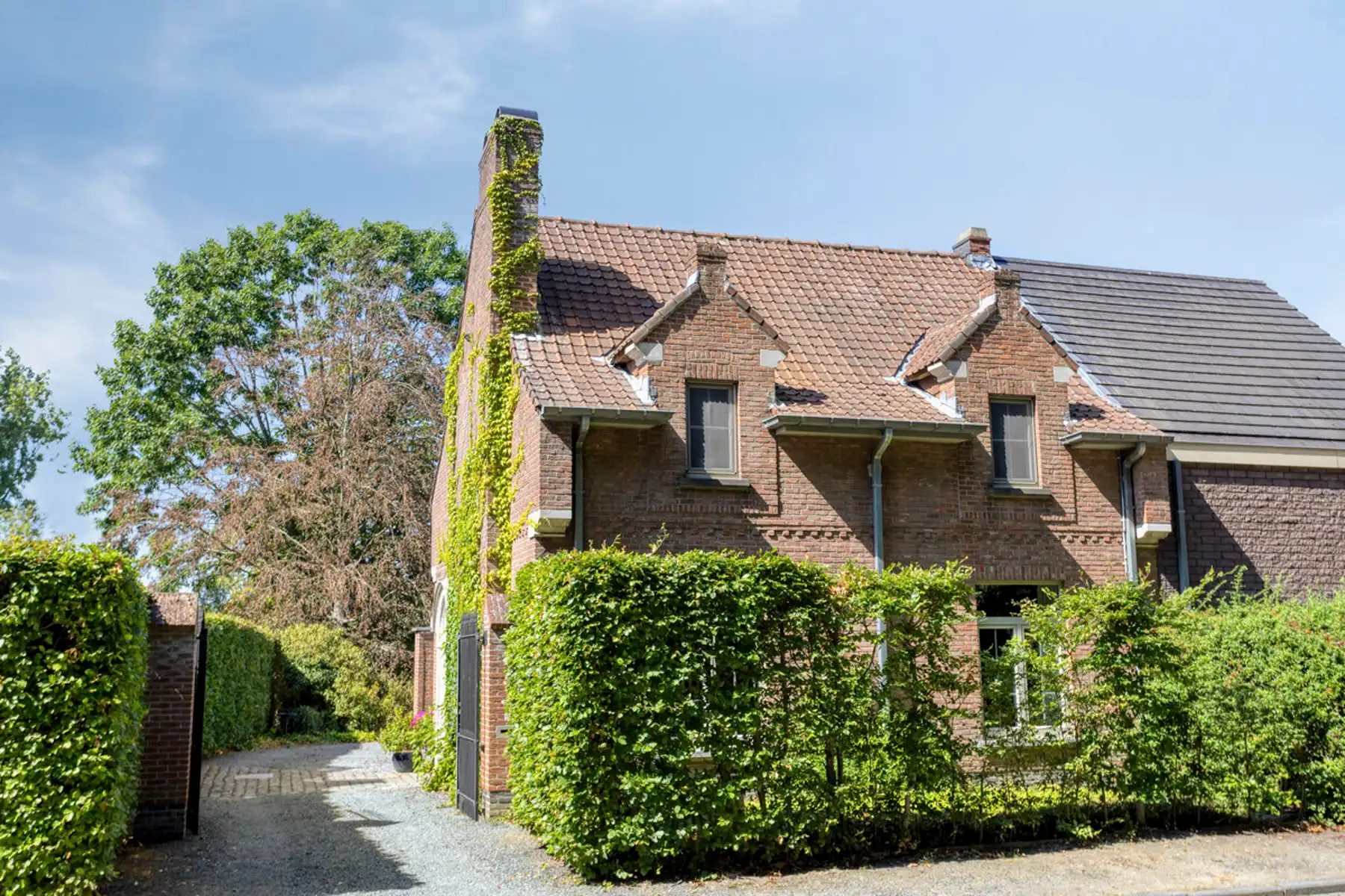 Instapklare halfopen bebouwing op de rand van Buggenhout-Bos foto {{pictureIndex}}