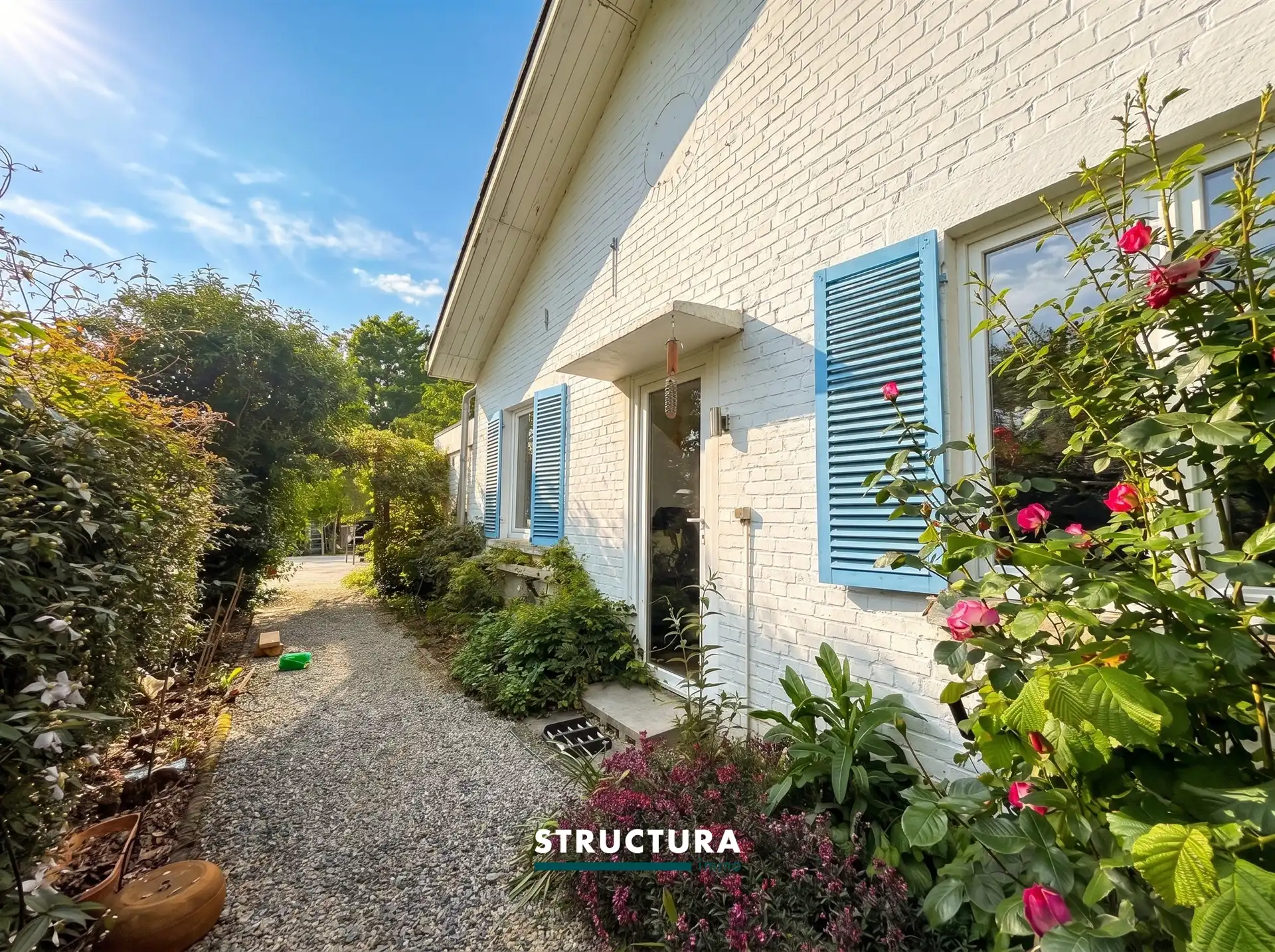 Woning met ruim terras en staanplaats foto {{pictureIndex}}