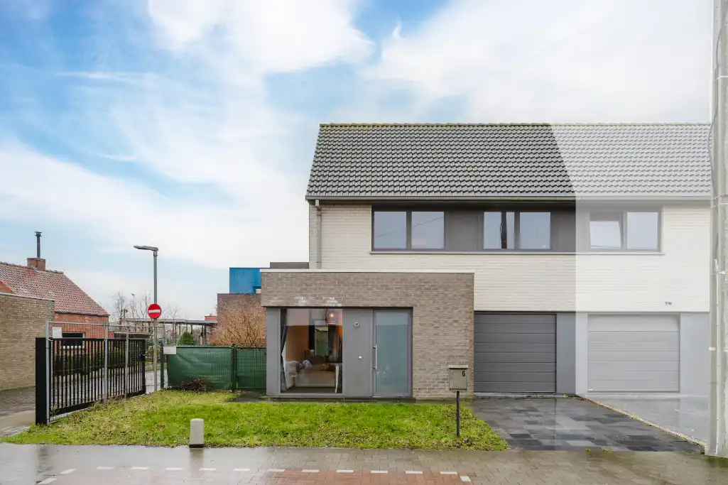 Kwalitatief gebouwde gezinswoning te Oekene foto {{pictureIndex}}