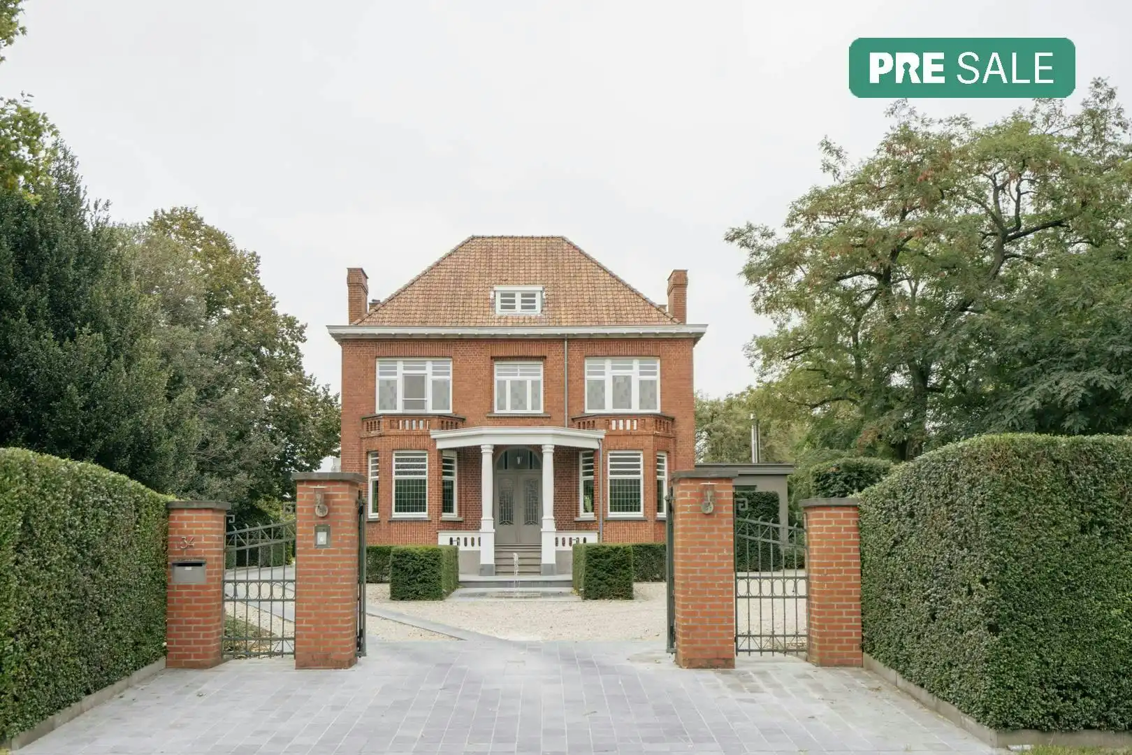 Hoofdfoto van de publicatie: Prachtig art-deco huis op zeer gunstige ligging te Waregem