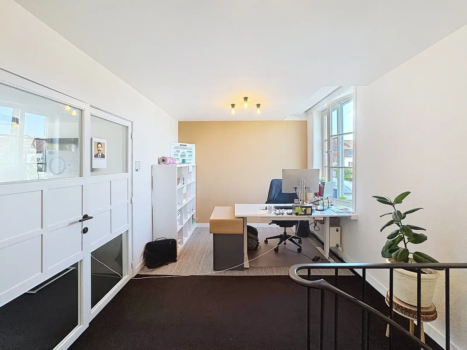 TOPLOCATIE: Lichtrijk en instapklare KANTOORGEBOUW (13 werkplaatsen) met ruime (198 P) parkeergelegenheid voor de deur! Vlakbij het station van Brugge. foto 10