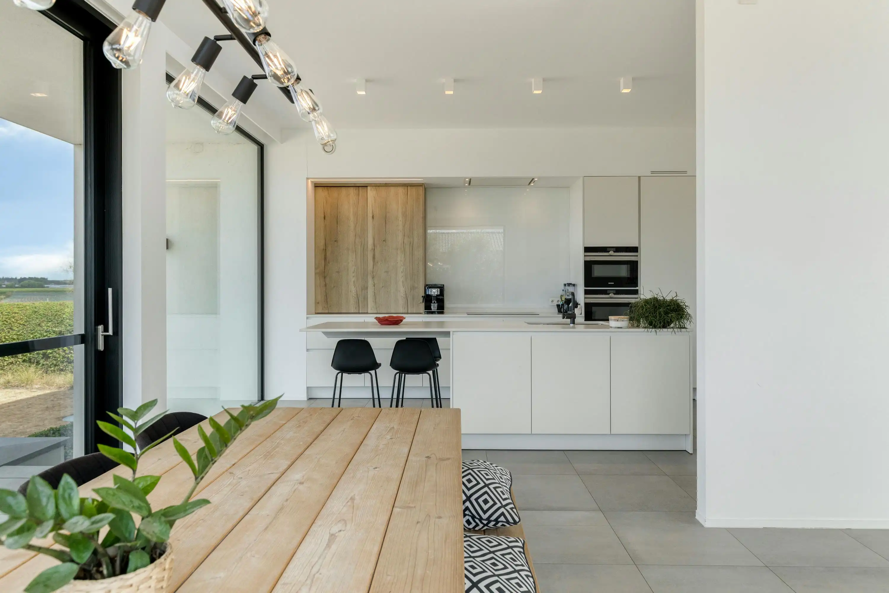 Hoogwaardig afgewerkte villa te koop op rustige locatie foto 6