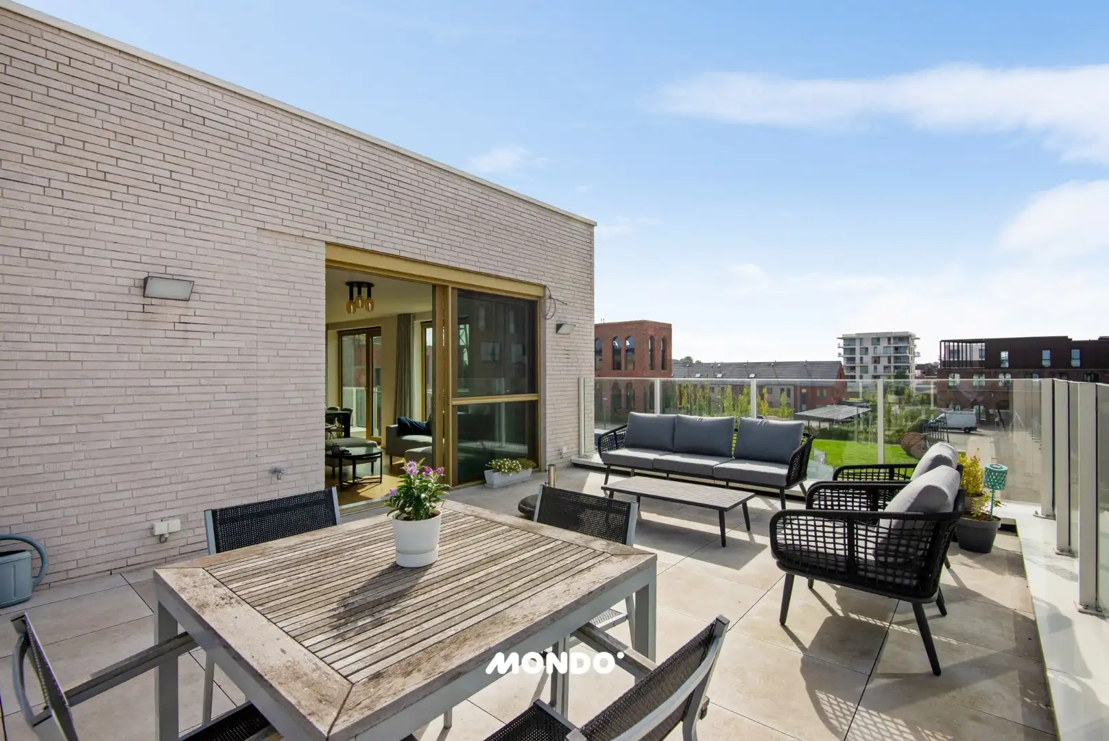 Lichtrijk 2 slaapkamerappartement met ruim terras en open zicht op de vaart foto 4