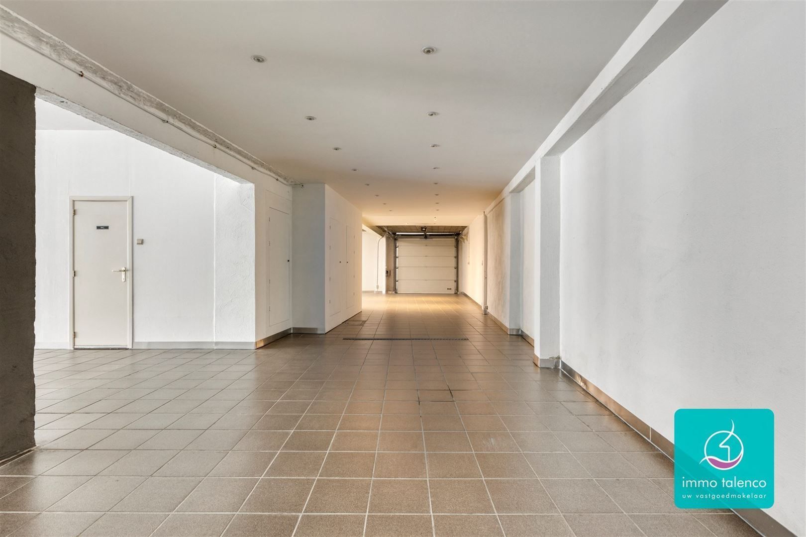 Showroom / loods / kantoorruimte / winkel op 6 a 15 ca - 565 m² foto 13