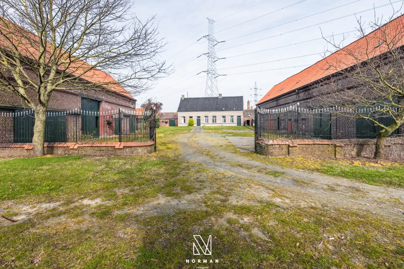 Unieke erfgoedhoeve op 33400 m² met dreef, bijgebouwen en landelijke vergezichten foto 33