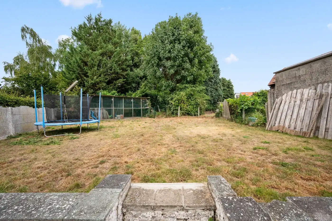 Half te renoveren rijwoning met 3 slpks met tuin, terras en 4 parkeerplaatsen. foto 4