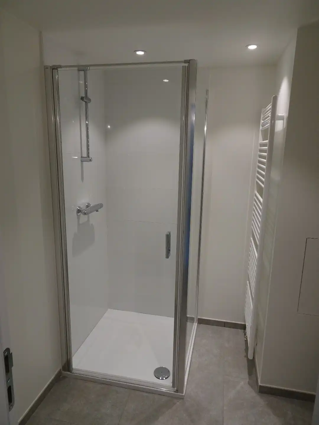 Luxe appartement met 2 ruime SLK,  een terras en een private autostaanplaats foto 7