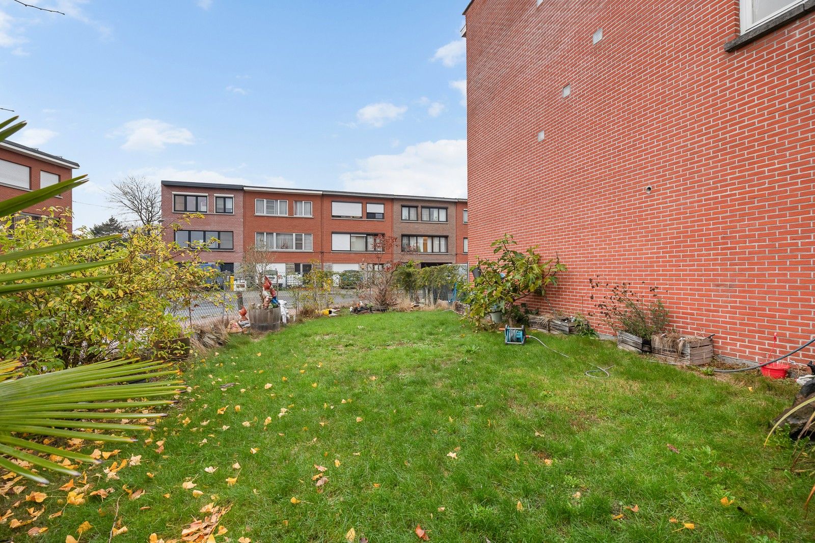 Complete hoekwoning met praktijkruimte/kantoor en 2 aparte opritten of te gebruiken als zorgwoning. foto 13