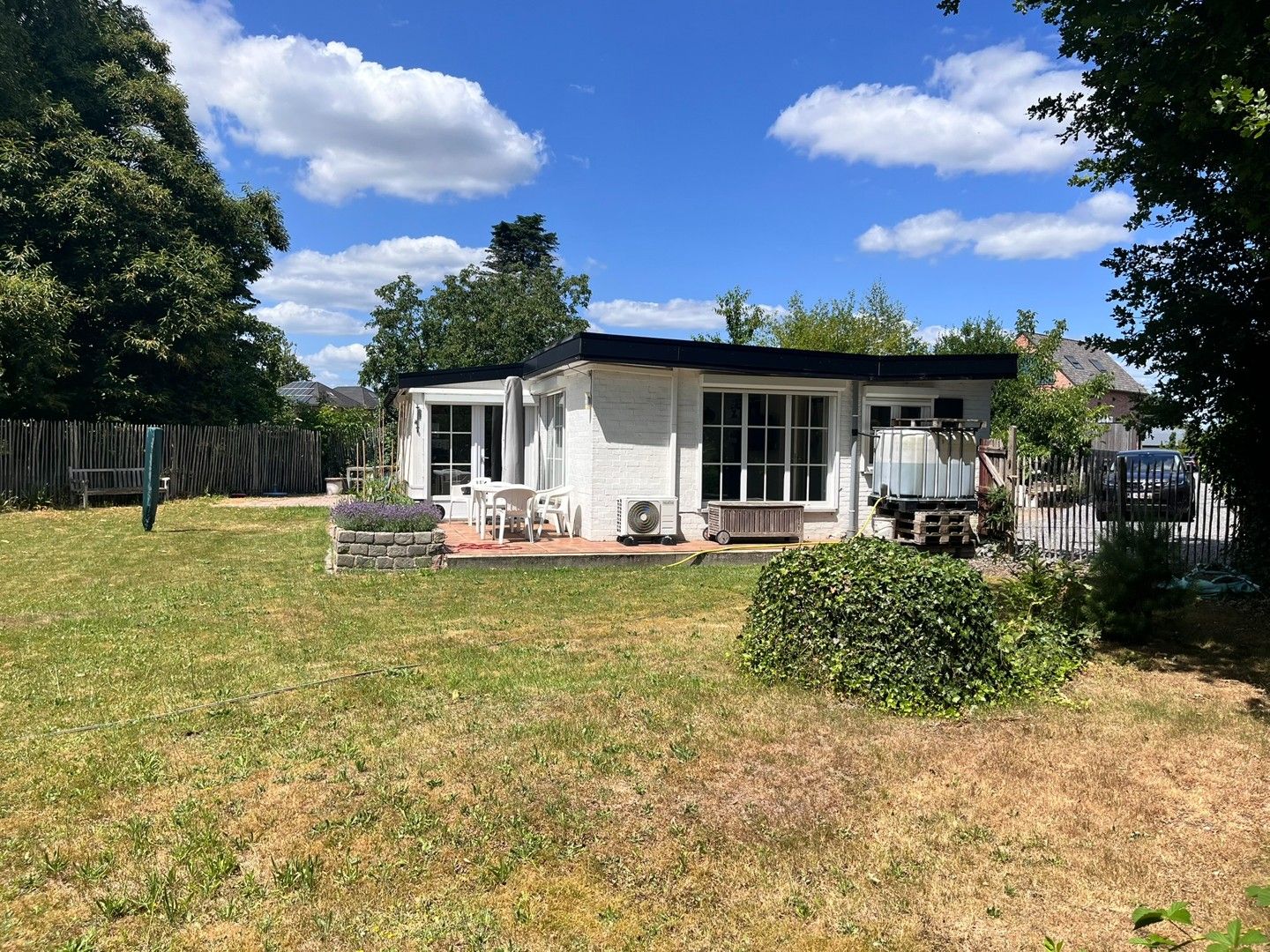 Bungalow met garage en tuin foto 6