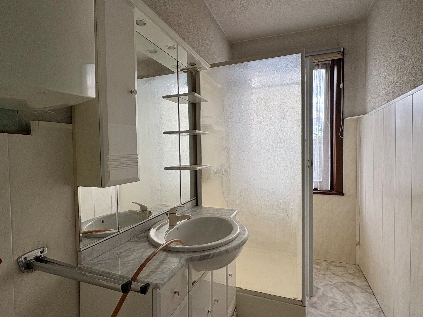 Te renoveren woning met 4 slaapkamers, tuin, uitweg en garage te koop in Harelbeke foto 9