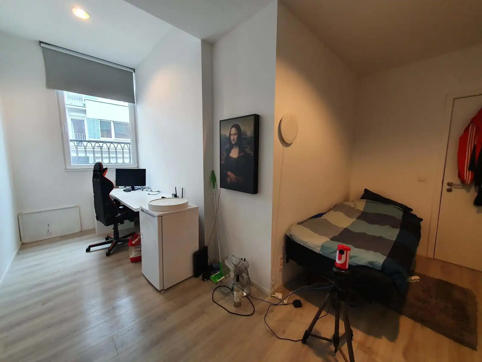 Grote moderne studentenkamer met eigen badkamer foto 2